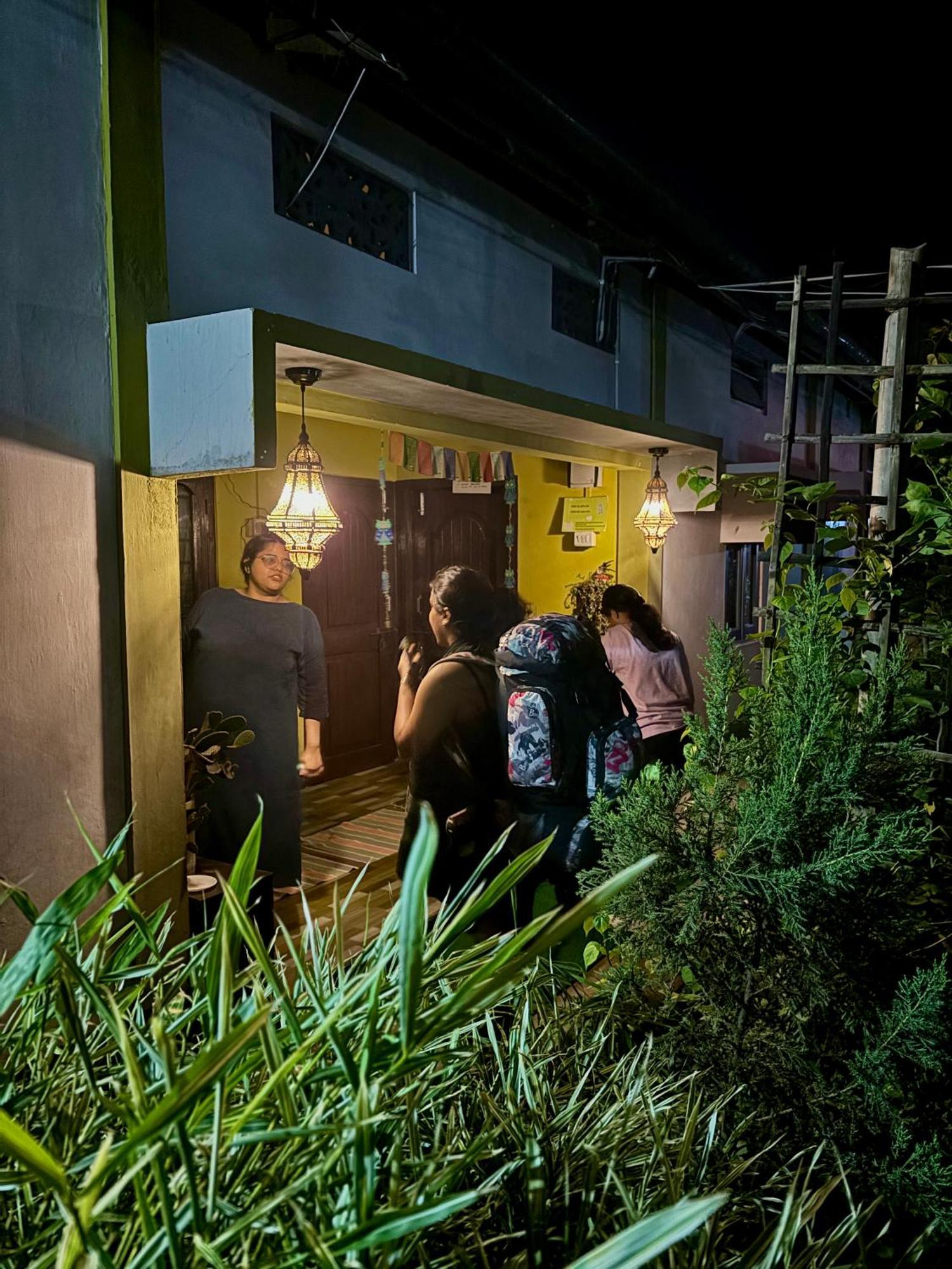 Stargaze Backpackers Hostel Гувахати Экстерьер фото